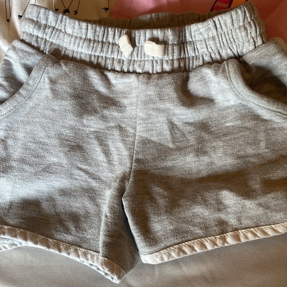 Gap size XS 4-5 active set bundle. Two tank tops and one pair of shorts. - Picture 2 of 11